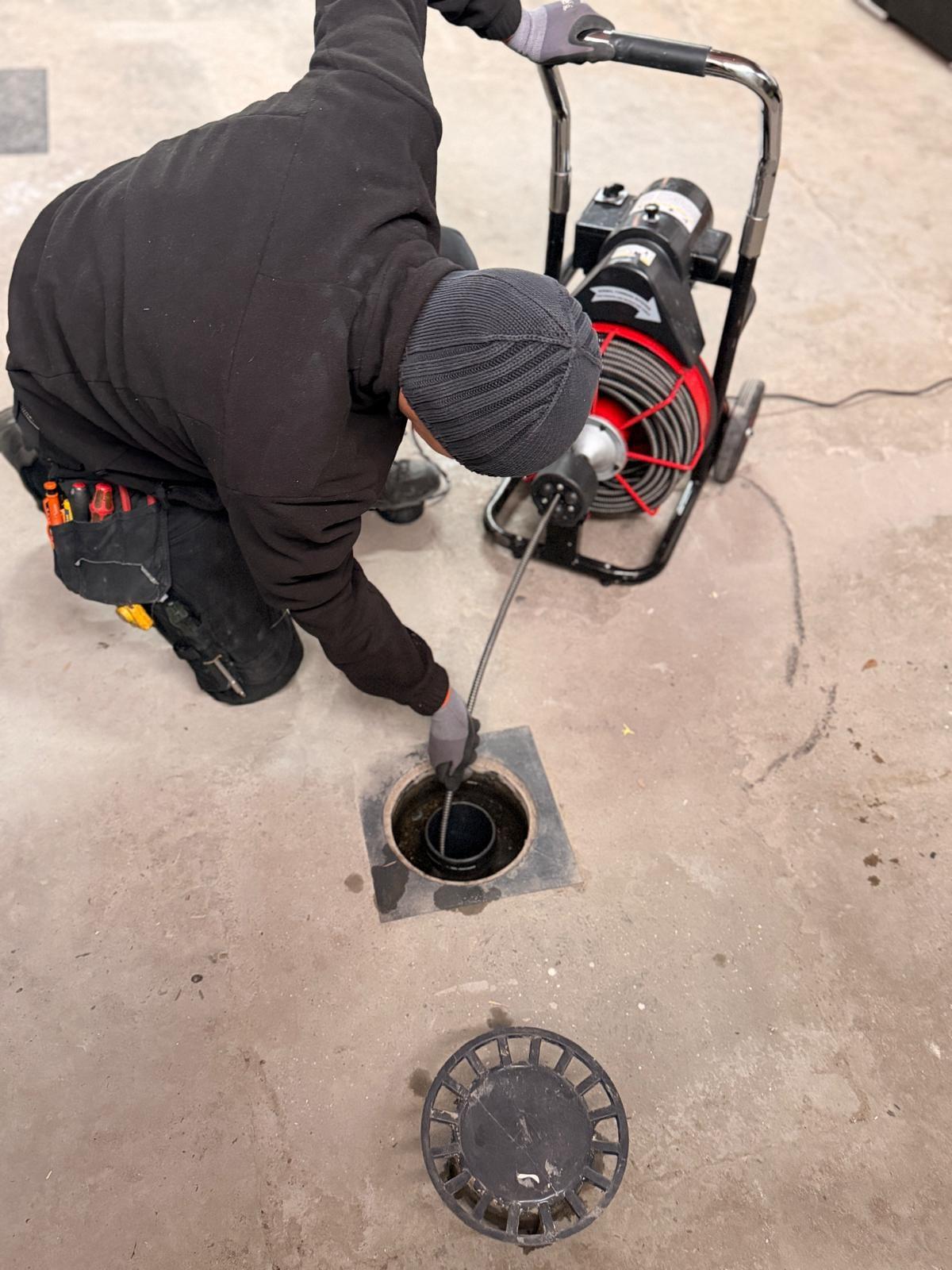 Plumby-loodgieter ontstopt een riool met de ontstoppingsmachine — Ontstopping in Oldeberkoop