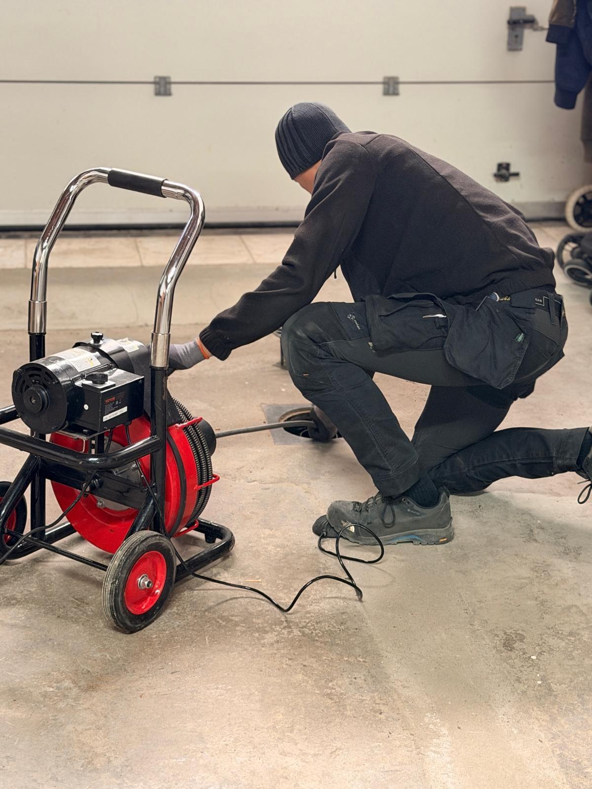 Plumby-loodgieter ontstopt een riool met de ontstoppingsmachine — Ontstopping in Oldeberkoop