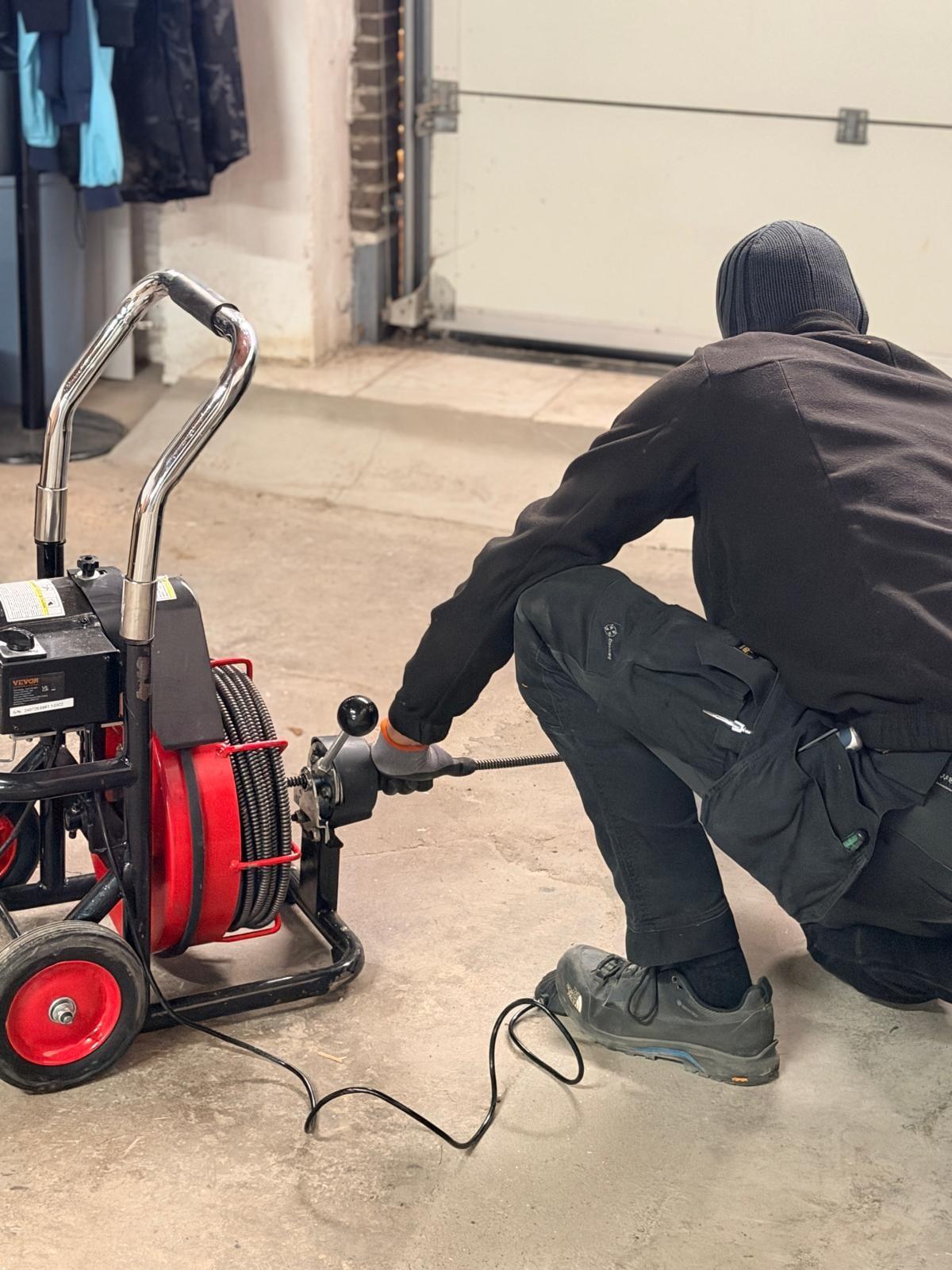 Plumby-loodgieter ontstopt een riool met de ontstoppingsmachine — Ontstopping in Oldeberkoop