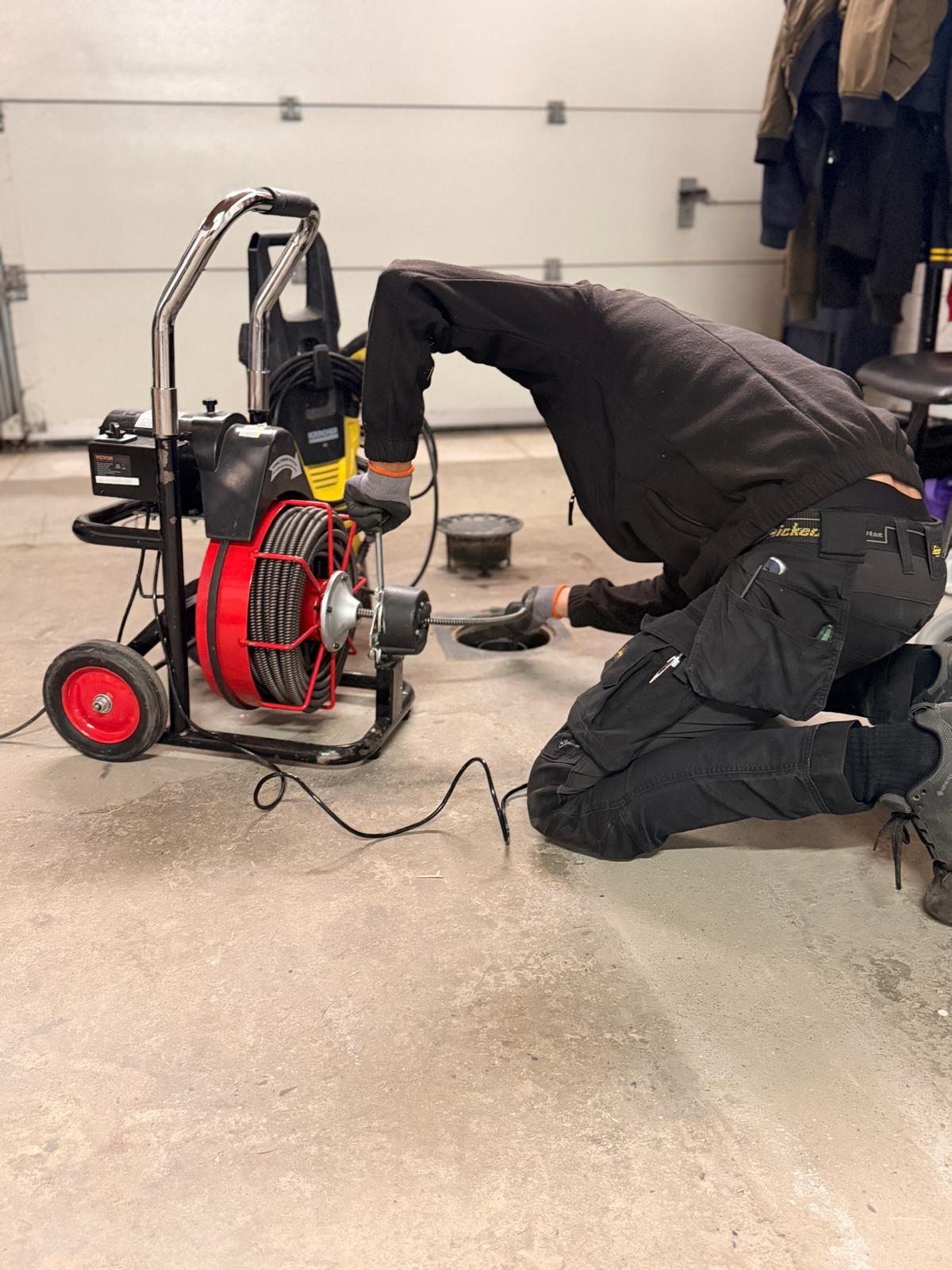 Plumby-loodgieter ontstopt een riool met de ontstoppingsmachine — Ontstopping in Oldeberkoop