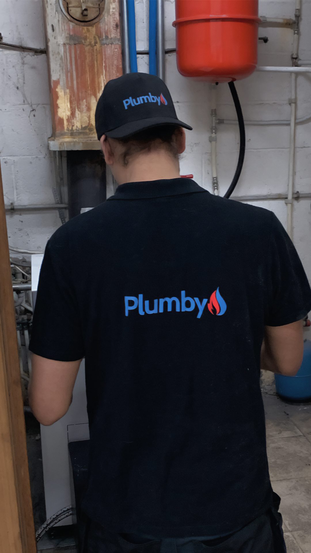 Plumby verwarmingsexpert inspecteert verwarmingssysteem
